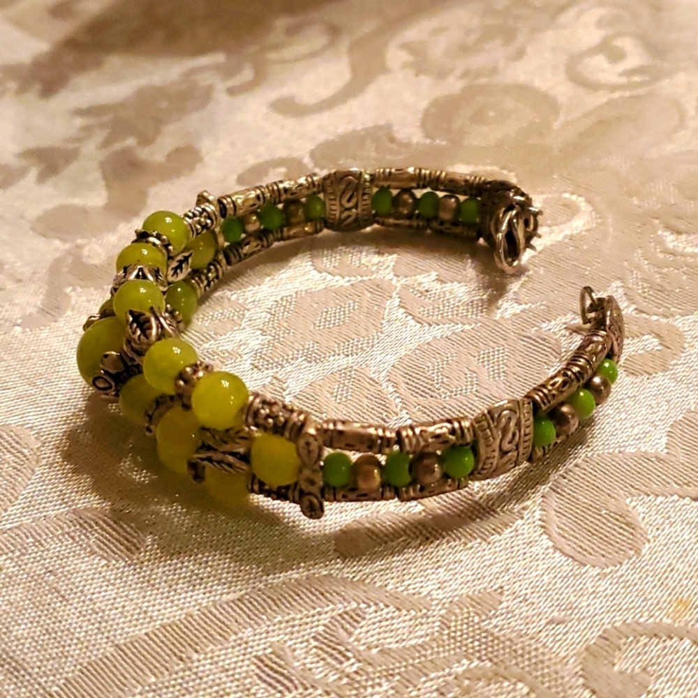 Pretty Green beads and silver leaves, fashion bracelet - Picture 2 of 4
